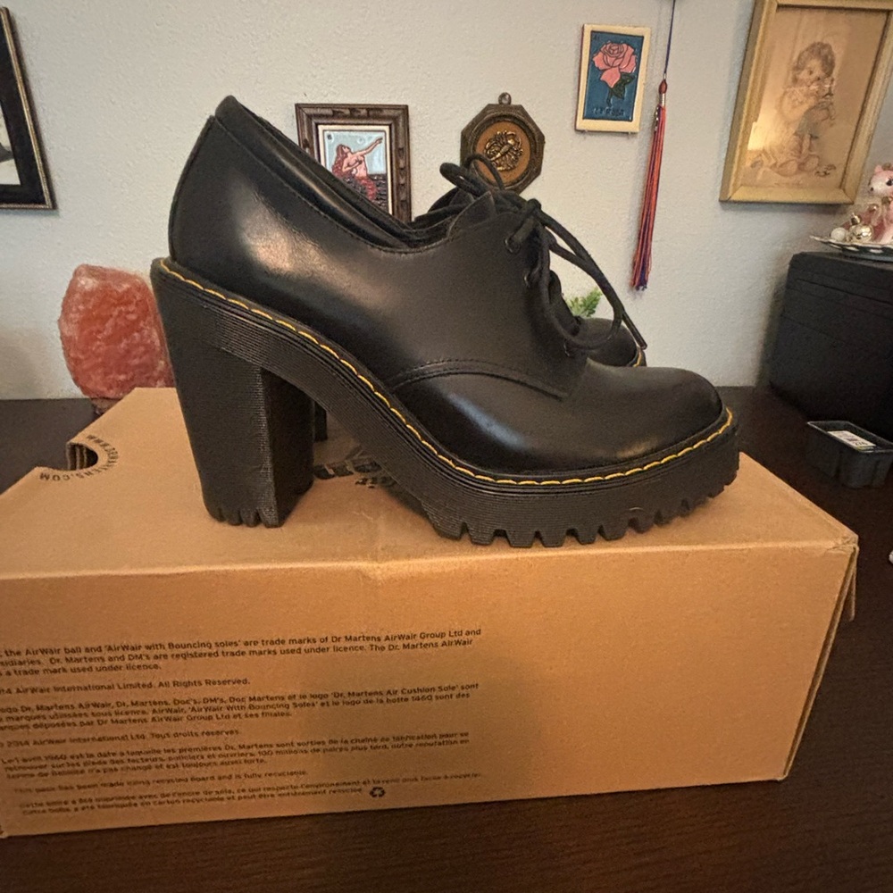 Dr. Martens Salome size 6